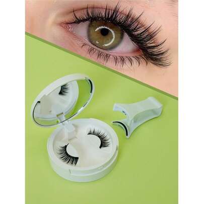 一套磁吸式假睫毛夹，浓密漫画风格设计，无需胶水，易于佩戴和卸除，尺寸8-16毫米，方便旅行携带，适合舞台、婚礼、户外活动、日常工作、音乐派对等场合使用。