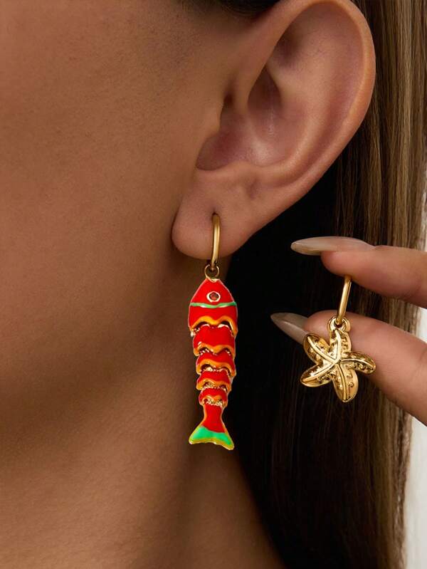 1 par de pendientes de aro con pez esmaltado de estilo bohemio para mujeres, pendientes colgantes de sardina dorada Huggie con peces 3D estéreo coloridos para el verano y la playa, joyería minimalista de declaración como regalo para vacaciones. Nota: Puede haber diferencias de color debido a la coloración manual.