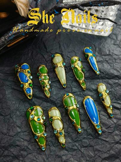Green Nails Blue Nails: DIY 10pcs Of Cute Baroque Nail Art Of Glossy Green Nail Stickers Blue Nails With A Western Goth Palace Style Long Stiletto French Tip Shaped Handmade Acrylic Press On Nails With Free Poly Gel Nail Kit. Bright Green, Gold, Blue Armor Surface, Hand-Painted Gold Border Paired With Blue 3D Small Diamonds, 3D Dot Craftsmanship, Unique Style, Eye-Catching Color, Excellent Workmanship.