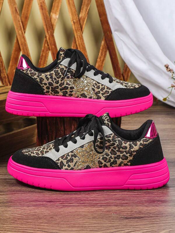 أحذية تزلج كاجوال بطبعة نمر أسود ومرقعة، متعددة الاستخدامات للطلاب والمراهقين والأنشطة الخارجية، مناسبة للحفلات والعروض والرحلات وعودة المدرسة كهدايا. أحذية رياضية منخفضة الرقبة مع رباط، مع نعل مطاطي ناعم ومريح باللون الأرجواني.