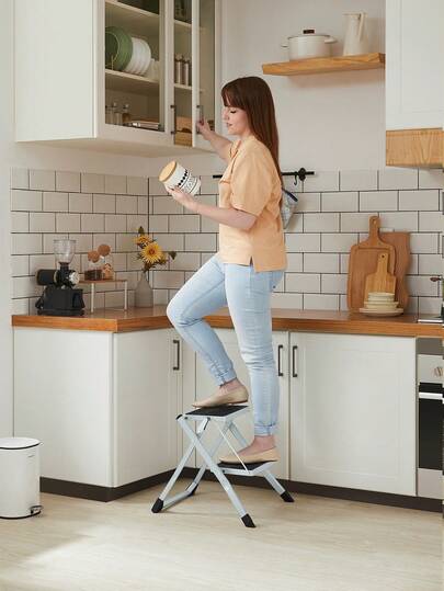 Scaletta a 2 Gradini, Scala Pieghevole, Gradini di 20 cm Coperti con Gomma Antiscivolo, con Manico, Capacità di Carico di 150 kg, in Acciaio,Bianco