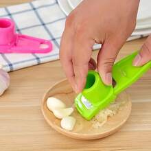 1pc Mini Garlic Grinder Creative Garlic Press Kitchen Garlic Mash Manual Garlic Mashing Green Kitchen Gadgets Outdoor Picnic And Barbecue Tools