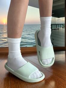 四季新款热销男士拖鞋采用EVA材质，软底防滑耐磨，开孔透气设计，不闷脚不臭脚，室内外两用，适合海边沙滩度假，日常休闲百搭男女同款拖鞋