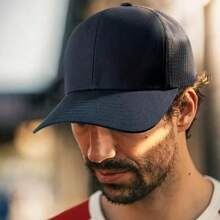 这款时尚棒球帽采用柔软帽檐和弧形帽檐设计，适合男士全年户外休闲佩戴。非常适合日常搭配、节日礼物、情侣礼物，也是派对和度假的理想礼物。尺寸可调节，男女皆宜。