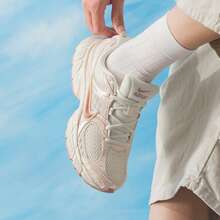 Zapatillas deportivas informales con estilo retro de running Nike para mujer V5 RNR, zapatillas deportivas de moda con suela gruesa, transpirables y ligeras, IH5088-001 - Rosa Pálido - Ver 4