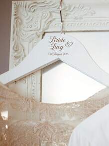 Cabide Nupcial Personalizado com Flor e Data, Cabide de Noiva de Madeira Branca com Nome, Cabide Entalhado de Madeira para Noiva, Presente de Casamento. Cabide de Vestido de Dama de Honra, Cabide de Roupas Entalhado em Madeira com Nome, Cabide de Roupas Personalizado com Nome, Cabide de Casamento, Cabide de Noiva