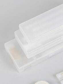 1 个白色塑料铅笔盒，简约办公桌文具收纳盒，带铰链盖和按扣的塑料铅笔盒，适用于铅笔、钢笔、钻头、办公用品，由耐用塑料材料制成，可容纳多支钢笔，便携实用，非常适合旅行、办公桌整理、抽屉、工作区和教室。