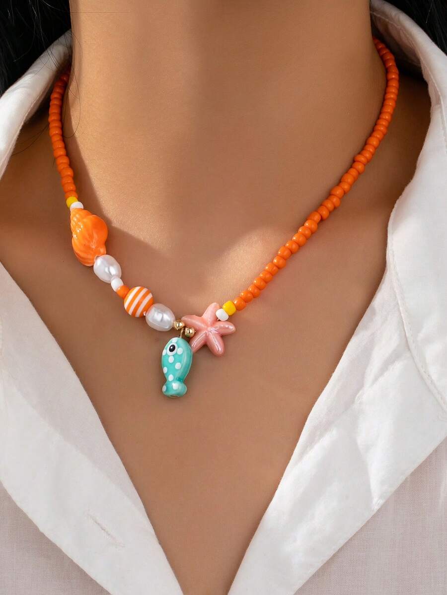 1 件手工制作的波西米亚风格彩色种子珠项链，配有陶瓷海星和鱼吊坠，女士度假、日常佩戴的魅力珠宝（颜色和形状可能有所不同）