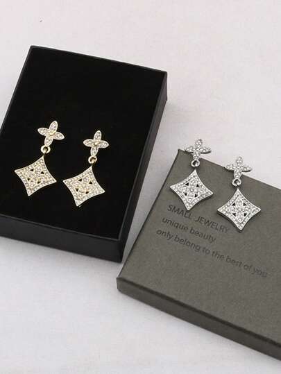 1 pièce Boucles d'oreilles à fleur à quatre feuilles creuses françaises, boucles d'oreilles polyvalentes minimalistes, aiguille en argent, boucles d'oreilles à fleur micro-incrustées de zircone pour femmes