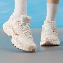 Zapatillas deportivas informales con estilo retro de running Nike para mujer V5 RNR, zapatillas deportivas de moda con suela gruesa, transpirables y ligeras, IH5088-001 - Rosa Pálido - Ver 2