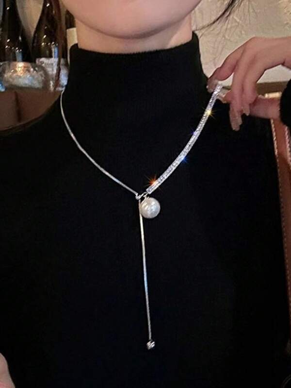 1 pieza Collar de perlas falsas blancas con collar largo en forma de Y ajustable con rhinestones, collar largo de tono plateado de lujo y moda adecuado para uso diario de mujeres, fiestas, reuniones, salidas, citas, regalo de joyería, regalo de Año Nuevo, nuevo lanzamiento 2026