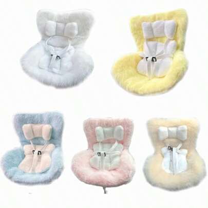 Dieses Produkt beinhaltet einen Sitz, der für Puppen entworfen wurde, einen Belüftungsclip und einen Tischständer. Als modische Autoinnenraum-Dekoration kommt es auch mit einem Kissen und süßen, aber praktischen Autoaccessoires. Es ist sehr geeignet für Spielzeugbegeisterte und Puppensammler und ist auch eine süße und praktische Autodekoration, die Puppenfans und -sammler lieben.