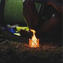 1 pieza, Cubierta plegable portátil para estufa de camping, Cubierta antiviento ultraligera de acero inoxidable para estufa de exterior, Artículos esenciales para picnics, Cubierta protectora para soporte de estufa, Suministros de camping, Materiales de picnic, Accesorios de camping, Cubierta de lámpara con parrilla grabada de doble uso, Ligera y duradera, Adecuada para viajes de mochilero, Camping, Senderismo, Picnics, Cocina al aire libre, Tapa portátil para estufa, Tela resistente al calor pequeña.