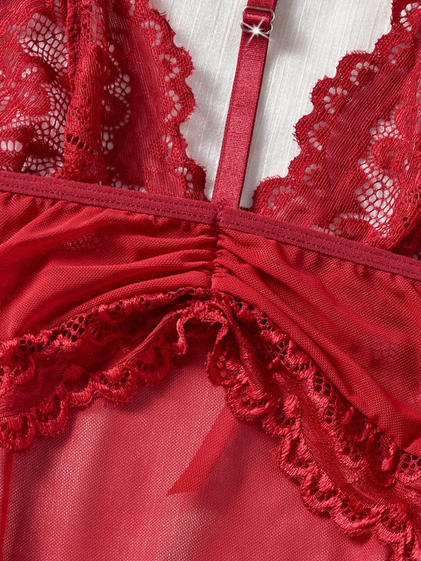 ثوب نوم أحمر رائع من الدانتيل، سيلويت مجامل، أنيق للليل، سروال شفاف مزين بالدانتيل على شكل V للخروج