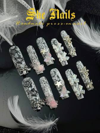 10 قطع أظافر طويلة جدًا مصنوعة يدويًا للصيف: طباعة الدانتيل الأبيض، جذاب وعاطفي، مزين بفراشات معدنية ثلاثية الأبعاد، نجوم وفيونكات، فراشات قوس ثلاثية الأبعاد وإكسسوارات الورود، أظافر مربعة شبه شفافة إضافية طويلة مصنوعة يدويًا للضغط. لوازم الأظافر