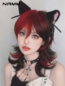 NAMM 12 英寸黑色挑染红狼剪短假发，带刘海，适合女士，自然蓬松，非常柔软，合成耐热纤维发丝，全机制作漂亮卷发假发，适合女孩日常、音乐节派对街头穿着、角色扮演动漫或服装使用（自然分层纹理且轻盈）