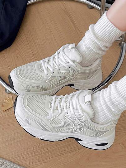 Nuevos tenis casuales para mujer, tenis con suela gruesa, zapatos blancos, zapatos de punta redonda con cordones hechos de materiales mixtos, transpirables y versátiles, con estampado de graffiti, estilo estudiantil universitario, para uso al aire libre, caminar y uso casual.