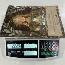 Un calendario de mindfulness 2026 Mindfulness: Chica mágica (12 meses), con citas inspiradoras, motivación mensual y afirmaciones positivas. Este calendario de pared con tema de chica mágica y encuadernación espiral negra es adecuado para decorar en hogares, oficinas o escuelas.