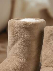 2025 Nuevas botas cortas de media pantorrilla con forro térmico para el invierno, cómodas y cálidas zapatillas de casa de felpa coral con suela blanda antideslizante de color camello, de talla grande para hombres con cierre deslizante