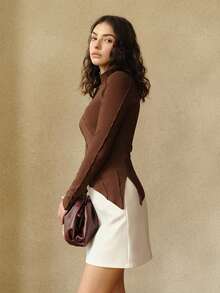 Chemise T femme à col montant élégante avec ourlet asymétrique - couleur unie, extensible, convient pour le printemps et l'automne, tissu en maille lavable en machine