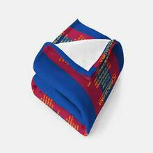 Manta de franela del himno del FC Barcelona - Manta suave y esponjosa, con un diseño de degradado azul y rojo vibrante, impresión digital de alta definición con el lema y los patrones del club, adecuada para todas las estaciones, 100% poliéster, disponible en 4 tamaños, regalo perfecto para los fanáticos del fútbol, ideal para el hogar, la oficina, el coche, el camping - Multicolor - Ver 7