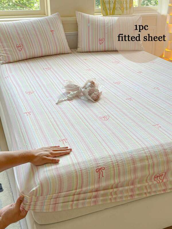 1pc Colorful Striped Printed Fitted Sheet With Bow & Heart Pattern, Double-Layer Chiffon Fitted Sheet, Full Coverage Mattress Protector, Comfortable & Soft, Suitable For Twin/Full/Queen Size Bed, Includes 1 Fitted Sheet (No Pillowcase)