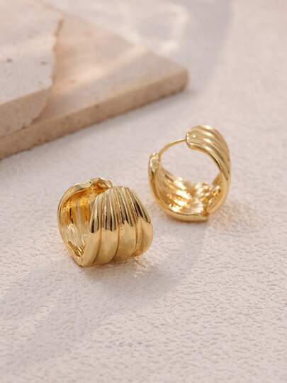 زوج من الأقراط الكبيرة المطلية بالذهب ذات التصميم المنقوش البارز، طراز حلقة بيان كلاسيكي للنساء، مجوهرات ذات ملمس جريء مناسبة للحفلات والعطلات والاستخدام اليومي