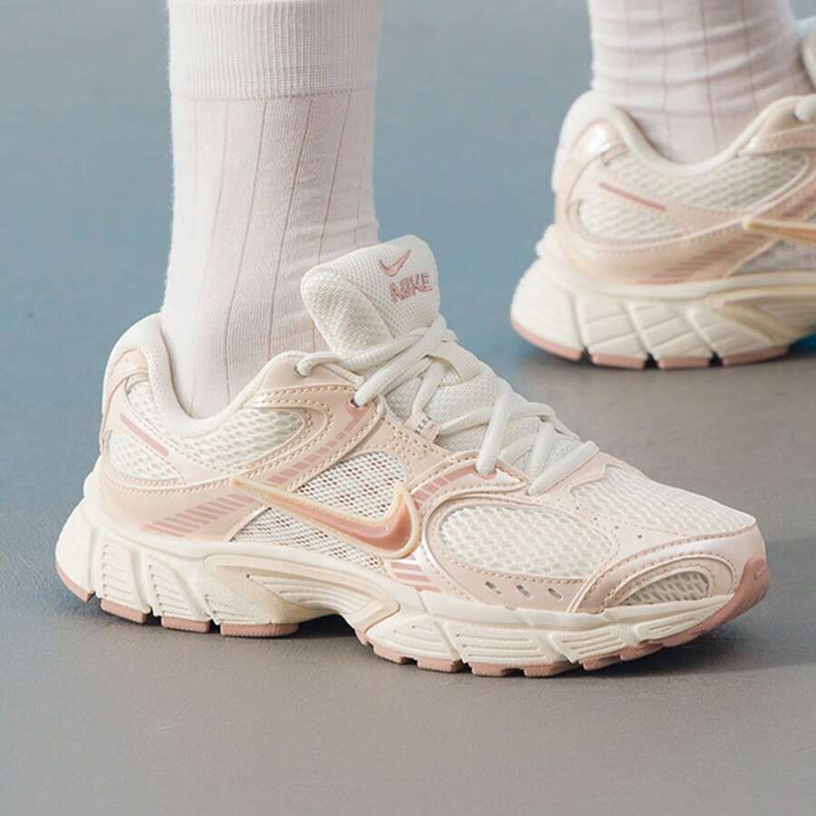 Zapatillas deportivas informales con estilo retro de running Nike para mujer V5 RNR, zapatillas deportivas de moda con suela gruesa, transpirables y ligeras, IH5088-001 - Rosa Pálido - Ver 1