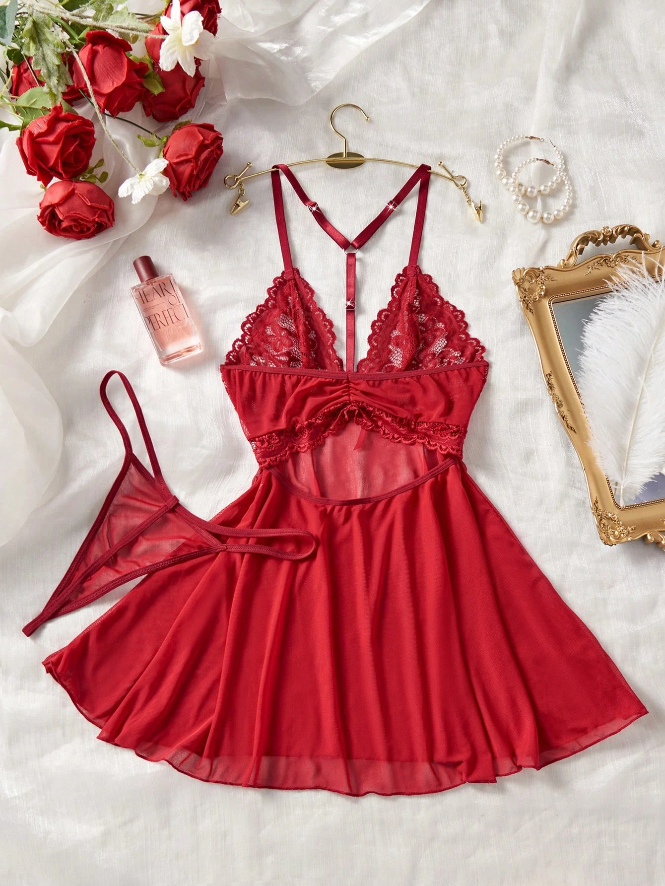 ثوب نوم أحمر رائع من الدانتيل، سيلويت مجامل، أنيق للليل، سروال شفاف مزين بالدانتيل على شكل V للخروج