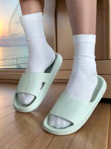 四季新款热销男士拖鞋采用EVA材质，软底防滑耐磨，开孔透气设计，不闷脚不臭脚，室内外两用，适合海边沙滩度假，日常休闲百搭男女同款拖鞋