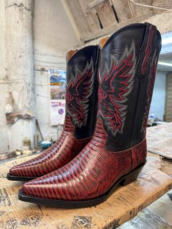 Bota vaquera cowboy estilo chihuahua clon lizard color vino