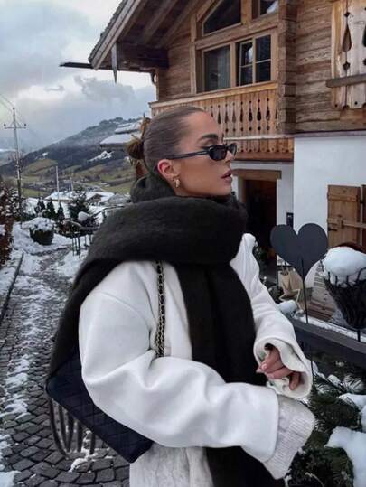 1条纯色围巾，尺寸200*40厘米，冬季保暖颈部，厚实编织，加厚包边，可单独佩戴，百搭休闲装和正装。