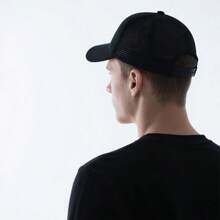 这款时尚棒球帽采用柔软帽檐和弧形帽檐设计，适合男士全年户外休闲佩戴。非常适合日常搭配、节日礼物、情侣礼物，也是派对和度假的理想礼物。尺寸可调节，男女皆宜。