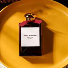 50ML琥珀玫瑰香水，浪漫的玫瑰，宛如温柔成熟的女人，温暖、迷人、柔和、细腻、稳重，象征着永恒，陪伴你日常生活和工作，一款留香持久的香水，可用于女生约会、旅行