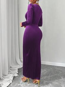 AIJ Amarilo 女式深V领泡泡袖裹身下摆天鹅绒连衣裙 - Bold Plum - 查看 2