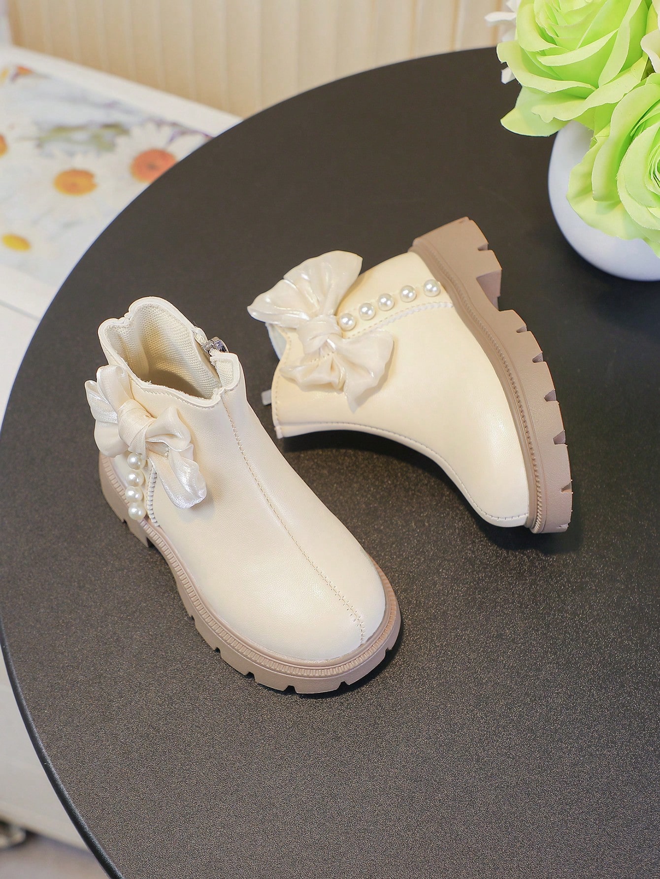 زوج من الأحذية الفاخرة للأطفال: مصنوعة من جلد فائق...