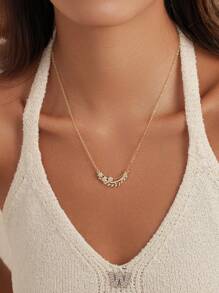 1 件皇冠花朵吊坠项链 - 榄尖形 CZ 簇镶于弧形金链上，优雅的花卉个性女士珠宝