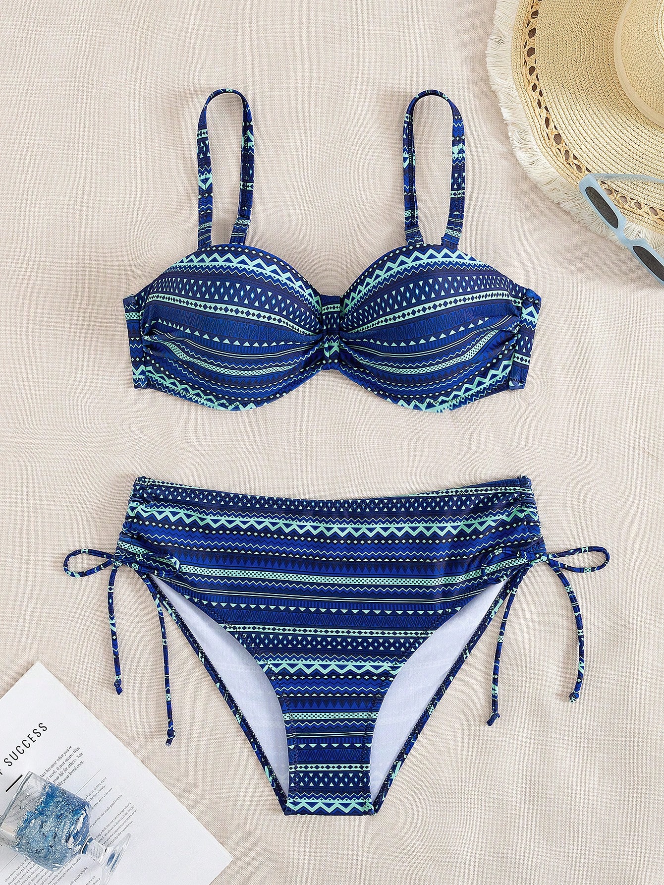 Conjunto de Maiô Bikini Feminino de Duas Peças, Estampado, Tecido de Malha de Alta Elasticidade, Poliéster 82% e Elastano 18%, Padrão Geométrico, Design com Cordão, 195g/m² no Top, 130g/m² no Forro, Roupa de Praia de Verão - Azul Marinho - Visão 3
