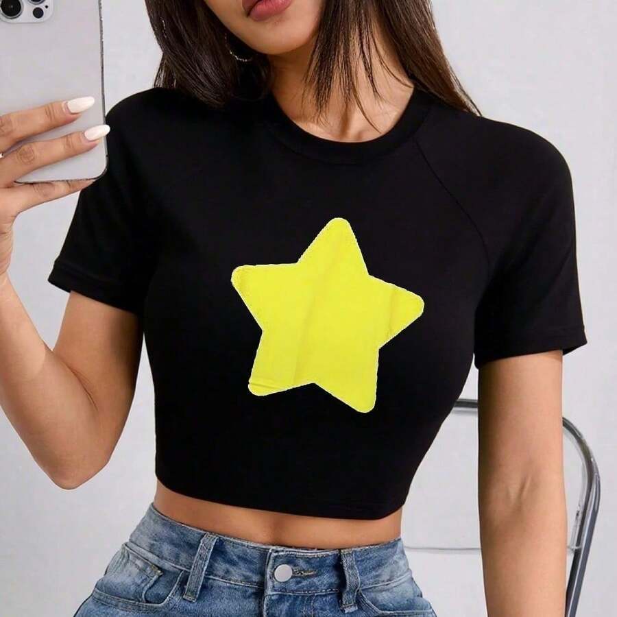 Women's Crop Top With Vibrant Yellow Star Print, Perfect For Casual Summer Outfits. Stylish And Comfortable Short Sleeve T-Shirt For Everyday Wear. Ideal For Beach, Street Style, Or Festivals. Embrace The Season With This  Top. Summer, Tee. - 黑色 - 查看 1