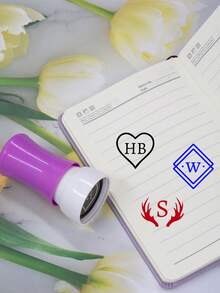 LICVIC 定制印章、个性化姓名印章、定制婚礼印章、可定制圆柱字母印章、生日礼物、结婚礼物、情人节礼物、周年纪念礼物、3种墨水颜色可选、新郎新娘、派对礼物、多种形状、多用途、可重复使用、信封、背包、邀请函、伴娘礼物、男士礼物、女士礼物 - 多色 - 查看 6