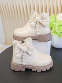 1 par de botas premium para bebé: Hechas de cuero súper suave, como una "segunda piel" que envuelve los pequeños pies, manteniéndolos secos incluso en otoño/invierno. El diseño con cremallera lateral permite un fácil poner y quitar para el niño. El diseño de suela gruesa y ancha actúa como un "estabilizador", lo que hace que correr y subir escaleras sea talla grande estable.