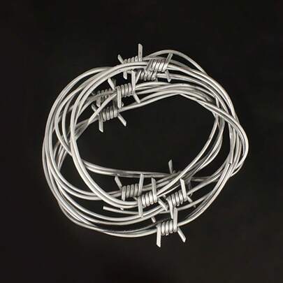 1 st. falsk taggtrådskrans - Halloweenfestdekorationsrekvisita, falsk taggtrådskrans, skapar kuslig atmosfär