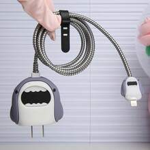 Set de 4 accesorios protectores para cargador y cable compatibles con cargador Apple 18/20W, que incluye: funda para adaptador de cargador, protector de cable, organizador de cable, anti-arañazos, anti-colisión y anti-suciedad, con diseño de tiburón gris y estilo lindo de dibujos animados - Gris - Ver 9