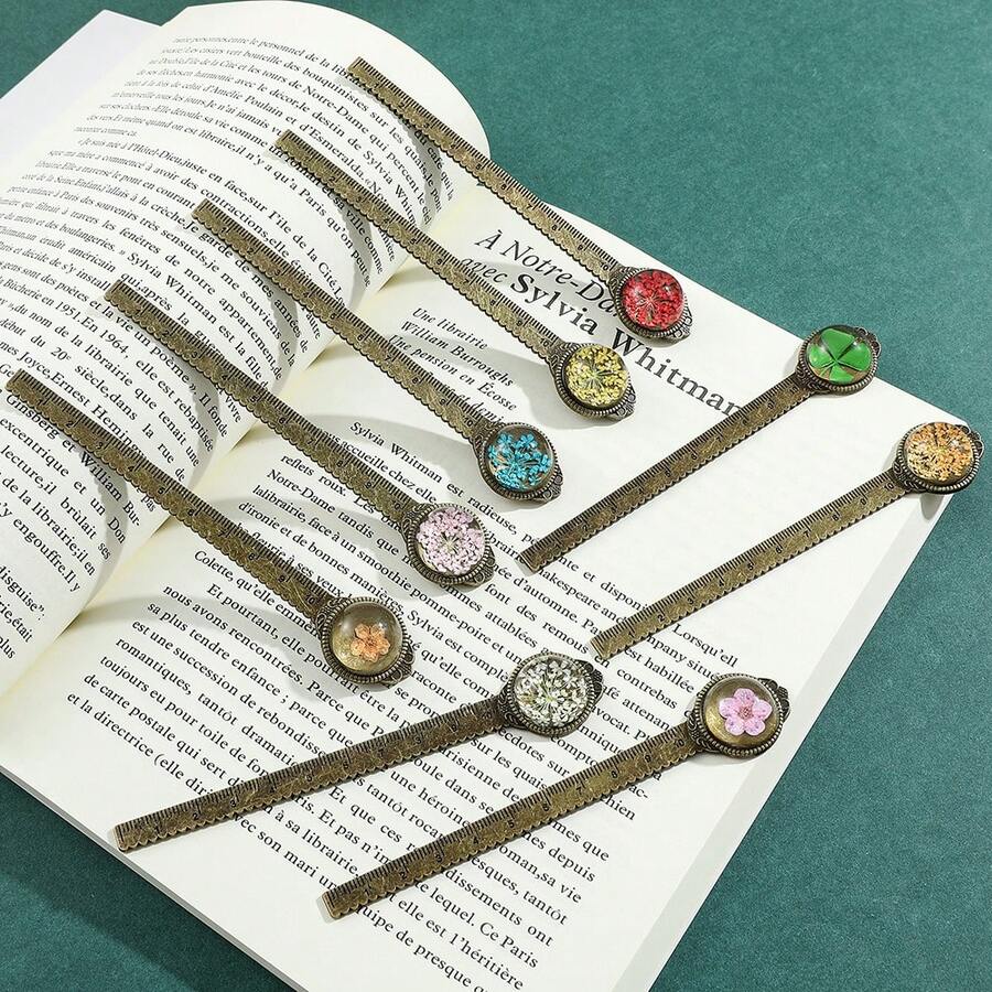 9件复古干花书签，耐用的金属材质，独特的干花镶嵌设计，为阅读和记录增添文学气息，适合作为爱花读者和学生的生日或返校礼物