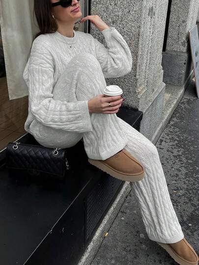 Nuevo conjunto de punto de mujer para otoño: un jersey oversize de punto trenzado de cuello redondo y hombros caídos de unicolor y elegante, combinado con pantalones de punto de cintura con cordón y pierna ancha