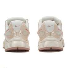 Nike 女士休闲鞋 V5 RNR，轻便舒适旅行鞋，低帮系带运动鞋 IH5088-001 - 金屬銀/珍珠灰/珍珠白/微粒粉 - 查看 5