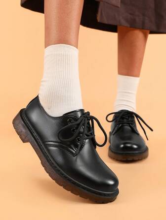 Nouvelles bottes d'extérieur pour femmes, chaussures  plates rétro à tige basse, chaussures Oxford élégantes et mignonnes à lacets de couleur unie, chaussures décontracté quotidiennes pour femmes convenant pour les déplacements toute l'année