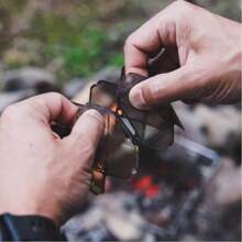 1 pieza, Cubierta plegable portátil para estufa de camping, Cubierta antiviento ultraligera de acero inoxidable para estufa de exterior, Artículos esenciales para picnics, Cubierta protectora para soporte de estufa, Suministros de camping, Materiales de picnic, Accesorios de camping, Cubierta de lámpara con parrilla grabada de doble uso, Ligera y duradera, Adecuada para viajes de mochilero, Camping, Senderismo, Picnics, Cocina al aire libre, Tapa portátil para estufa, Tela resistente al calor pequeña.