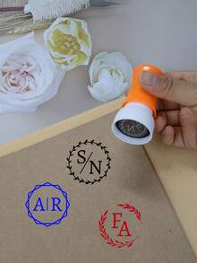 LICVIC 定制印章、个性化姓名印章、定制婚礼印章、可定制圆柱字母印章、生日礼物、结婚礼物、情人节礼物、周年纪念礼物、3种墨水颜色可选、新郎新娘、派对礼物、多种形状、多用途、可重复使用、信封、背包、邀请函、伴娘礼物、男士礼物、女士礼物 - 多色 - 查看 5