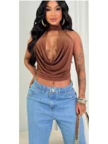 Cropped feminina com decote frontal com detalhe no pescoço